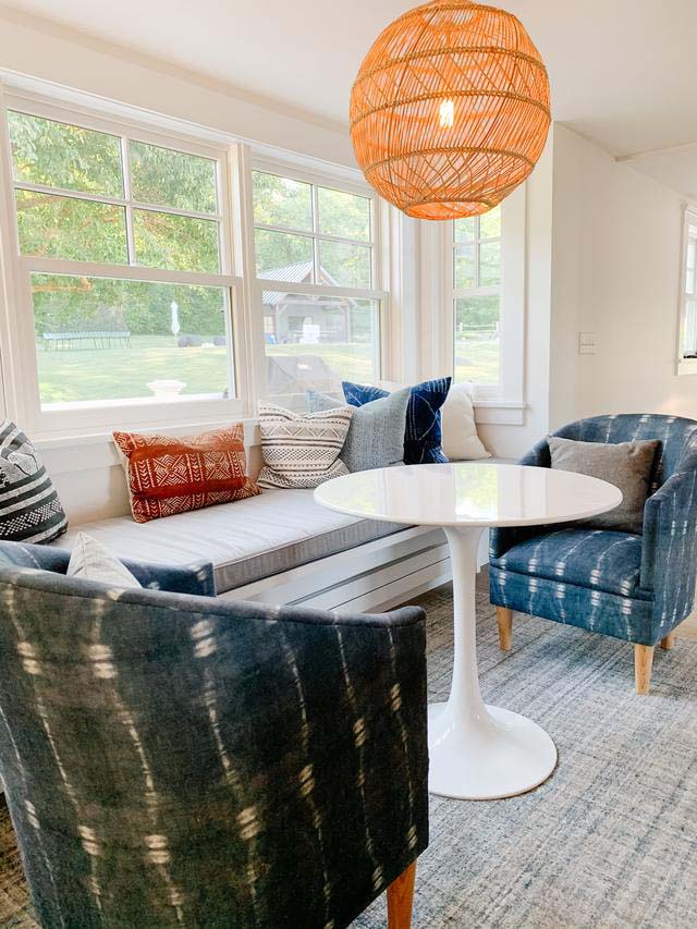 Tulip table sales breakfast nook