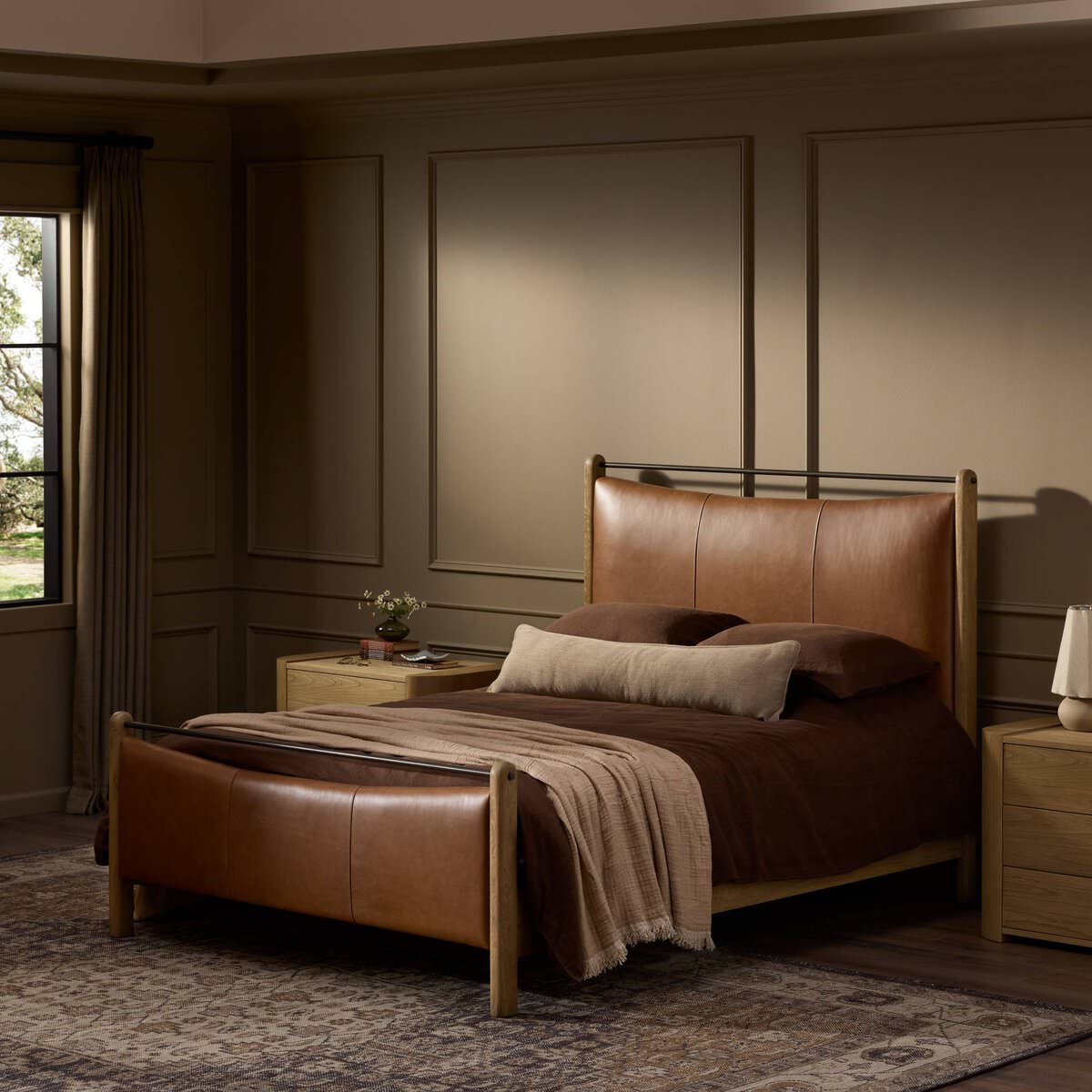 クイーンズヘナ　　　レッド&ブラウン Christopher Knight Home-Zinnia Walnut Wood Queen Bed - On Sale