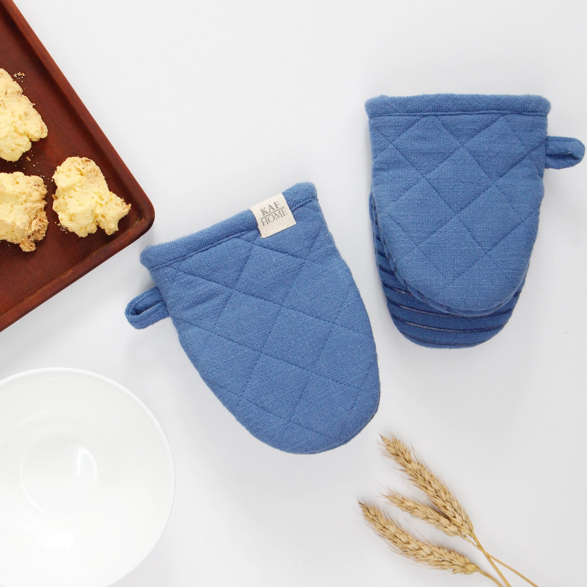 KAF quilted mini pot mit in blue on a white background